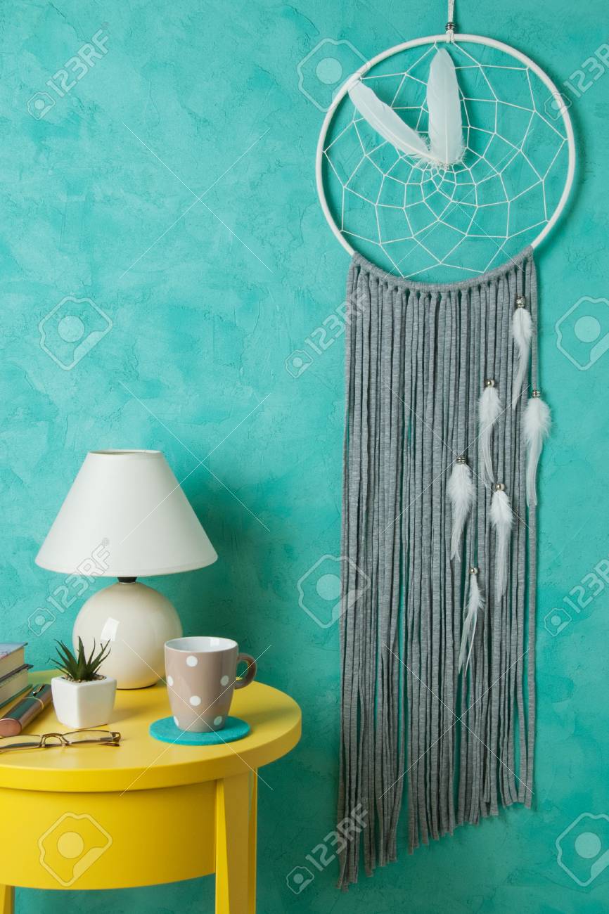 CÙte Da Sogno Grigio Bianco, Comodino Giallo, Pianta, Tazza In ... CÙte Da Sogno Grigio Bianco, Comodino Giallo, Pianta, Tazza In ...