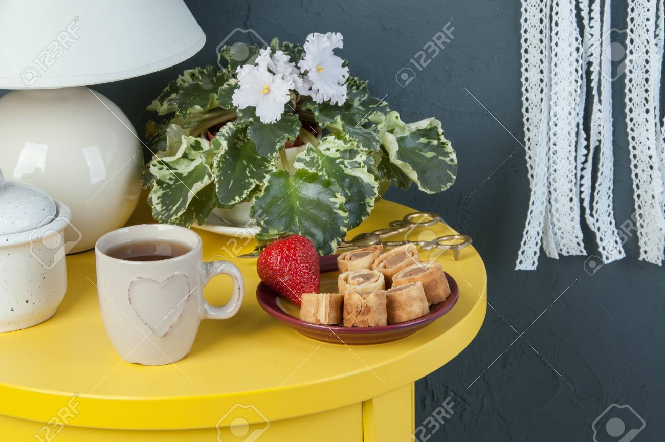 Et Dessert Avec Blanc ThéViolet Rêves Capteur Chevet En Fleurs TableTasse Coeur JauneLampe Au CrochetTable Dentelle De Des 5RLj4A