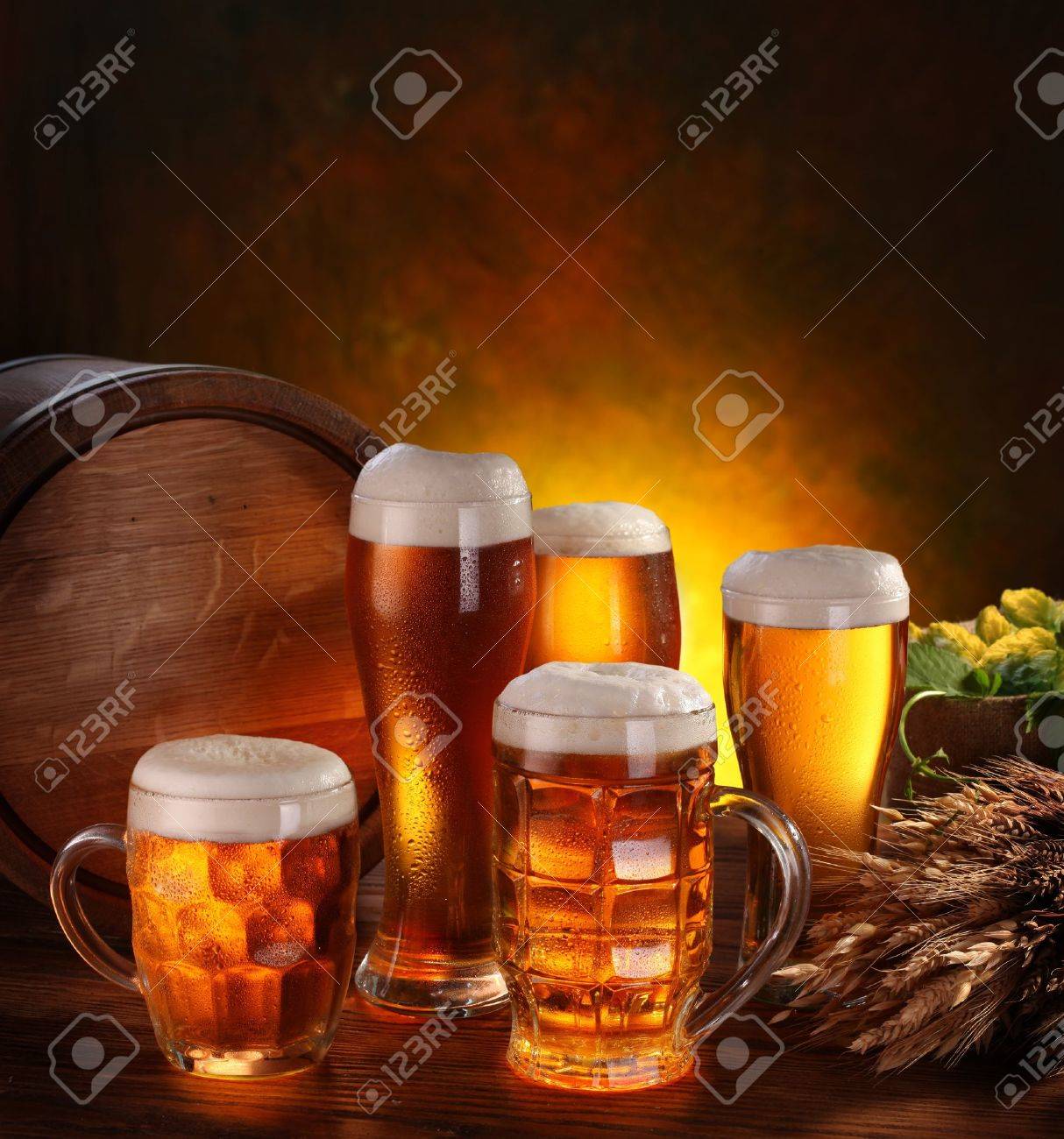 ビールのグラスで生ビール樽のある静物 の写真素材 画像素材 Image