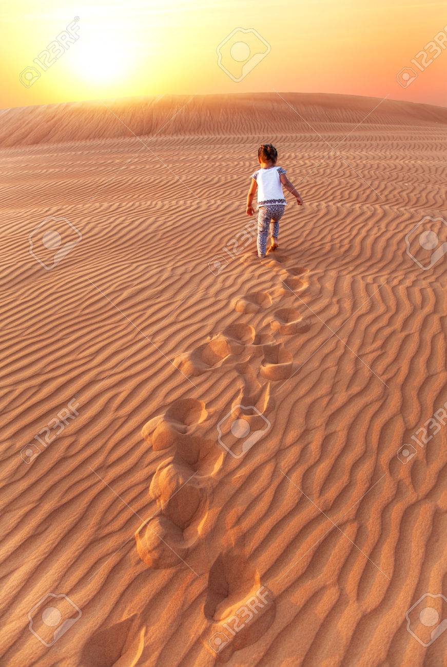 Bebe Fille Courir Dans Le Desert Banque D Images Et Photos Libres De Droits Image 3638