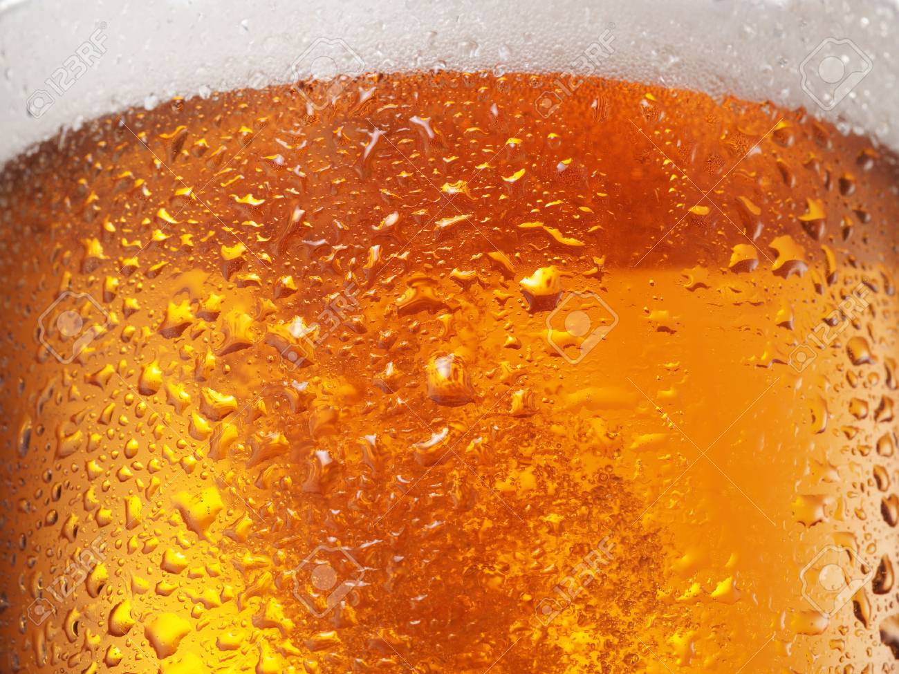 ビールのグラスを水滴します クローズ アップ の写真素材 画像素材 Image