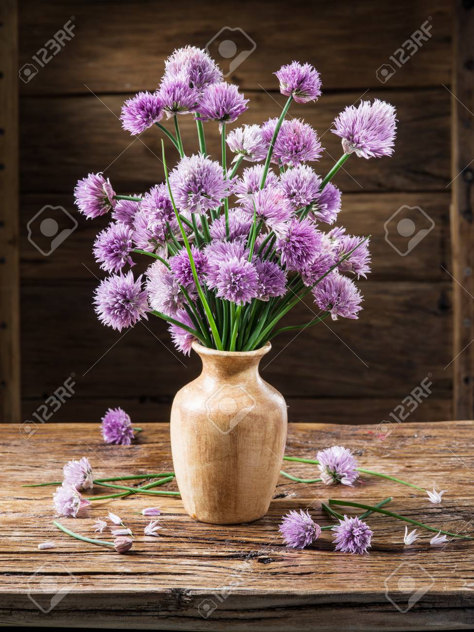 ネギ チャイブ 木製のテーブルの上の花瓶の花束 の写真素材 画像素材 Image