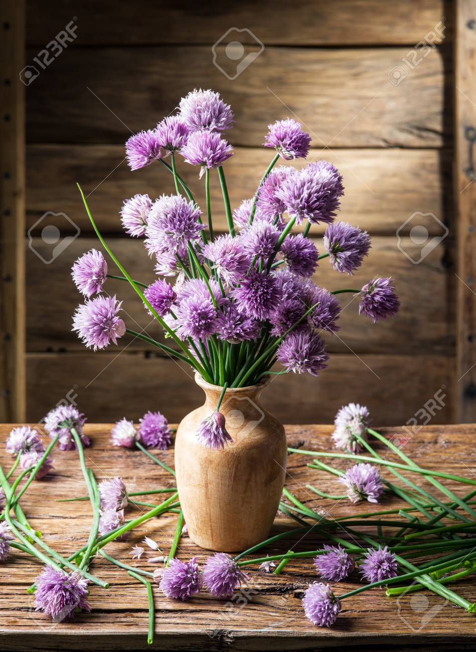 ネギ チャイブ 木製のテーブルの上の花瓶の花束 の写真素材 画像素材 Image