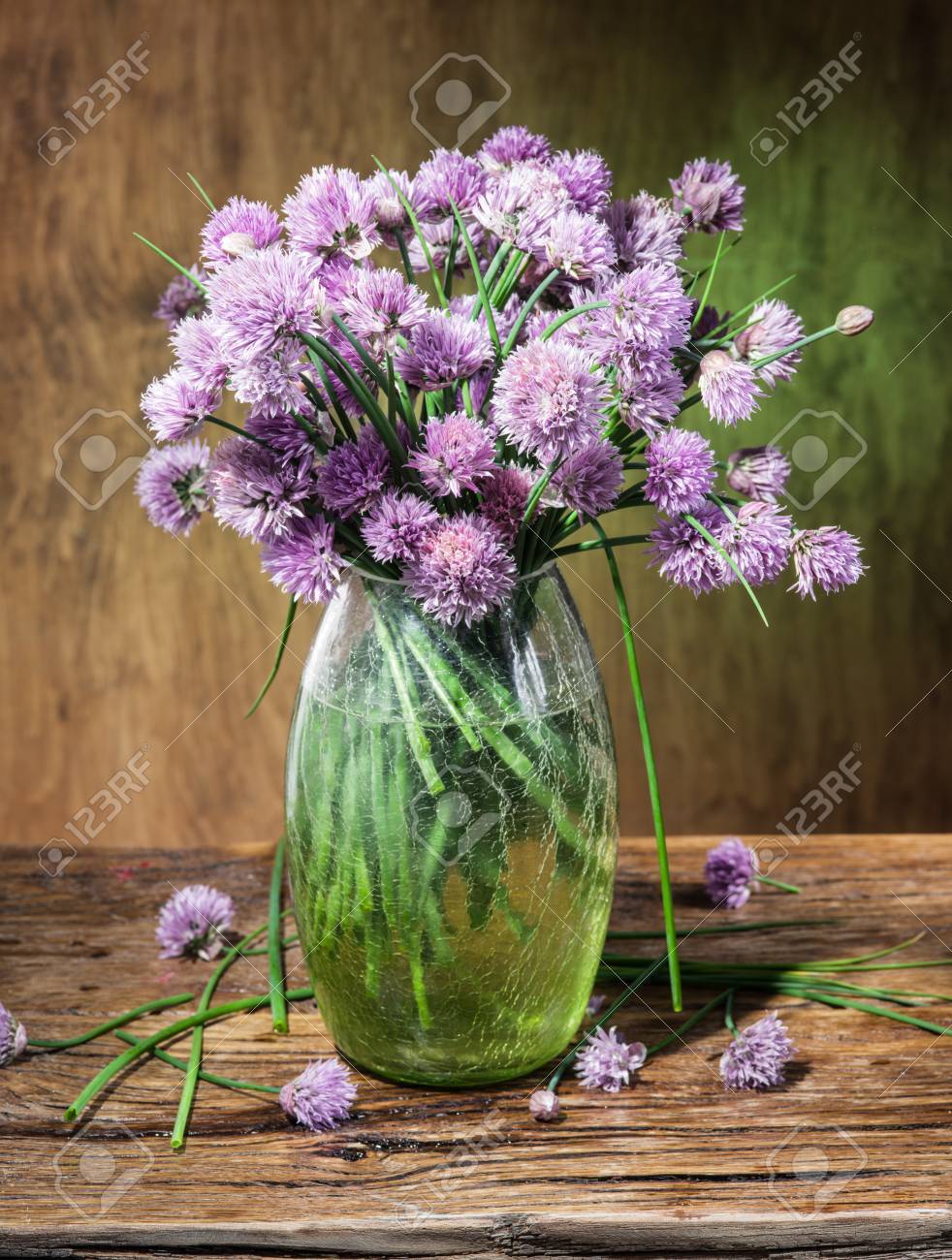 ネギ チャイブ 木製のテーブルの上の花瓶の花束 の写真素材 画像素材 Image