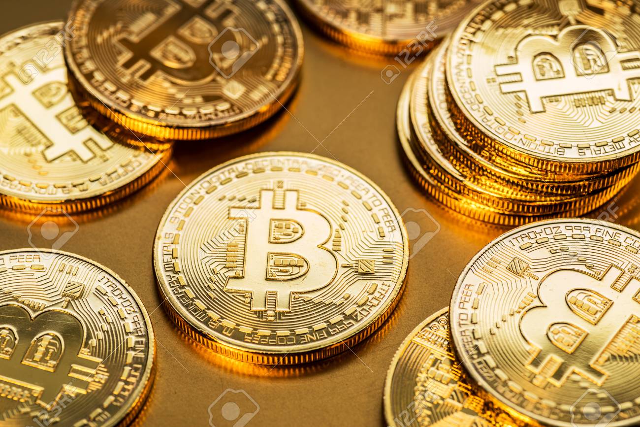 Bitcoins Físicos Brillantes Sobre Fondo Dorado. Tecnología Blockchain.  Imagen y Fotografía Gratis 99297894.