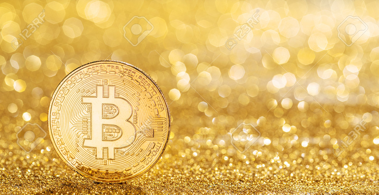디지털 화폐의 타오르는 금 배경 개념적 그림에 있는 금 비트코인 동전 무료 이미지·사진 196606948.