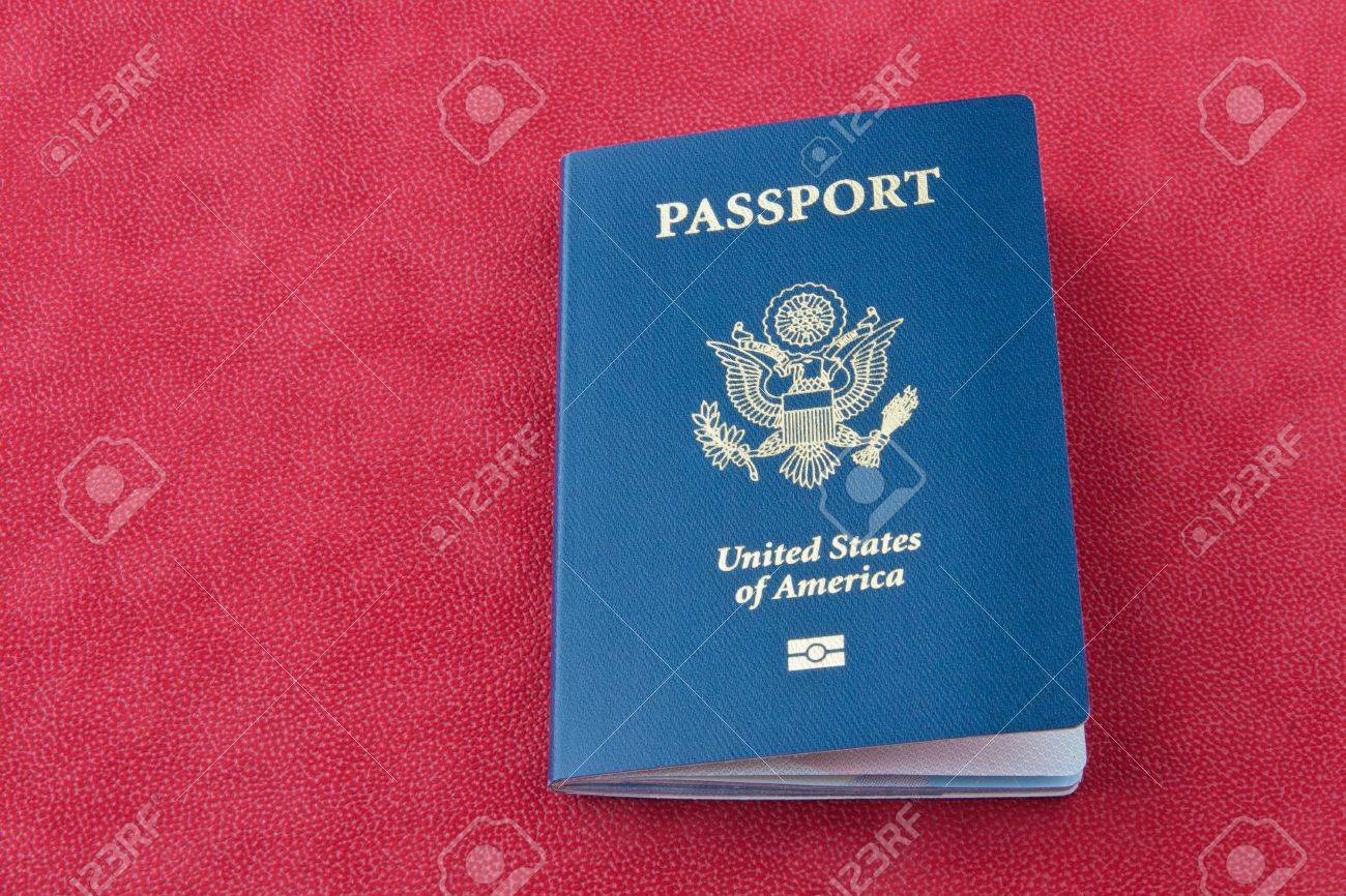 赤の背景にアメリカのパスポート の写真素材 画像素材 Image