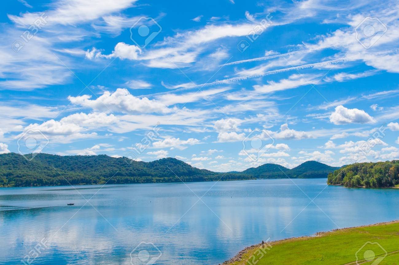 夏地元の湖の洞窟観は湖畔の丘の中腹と米国ケンタッキー州に劇的な Cloudscape の空に美しい森で実行します の写真素材 画像素材 Image