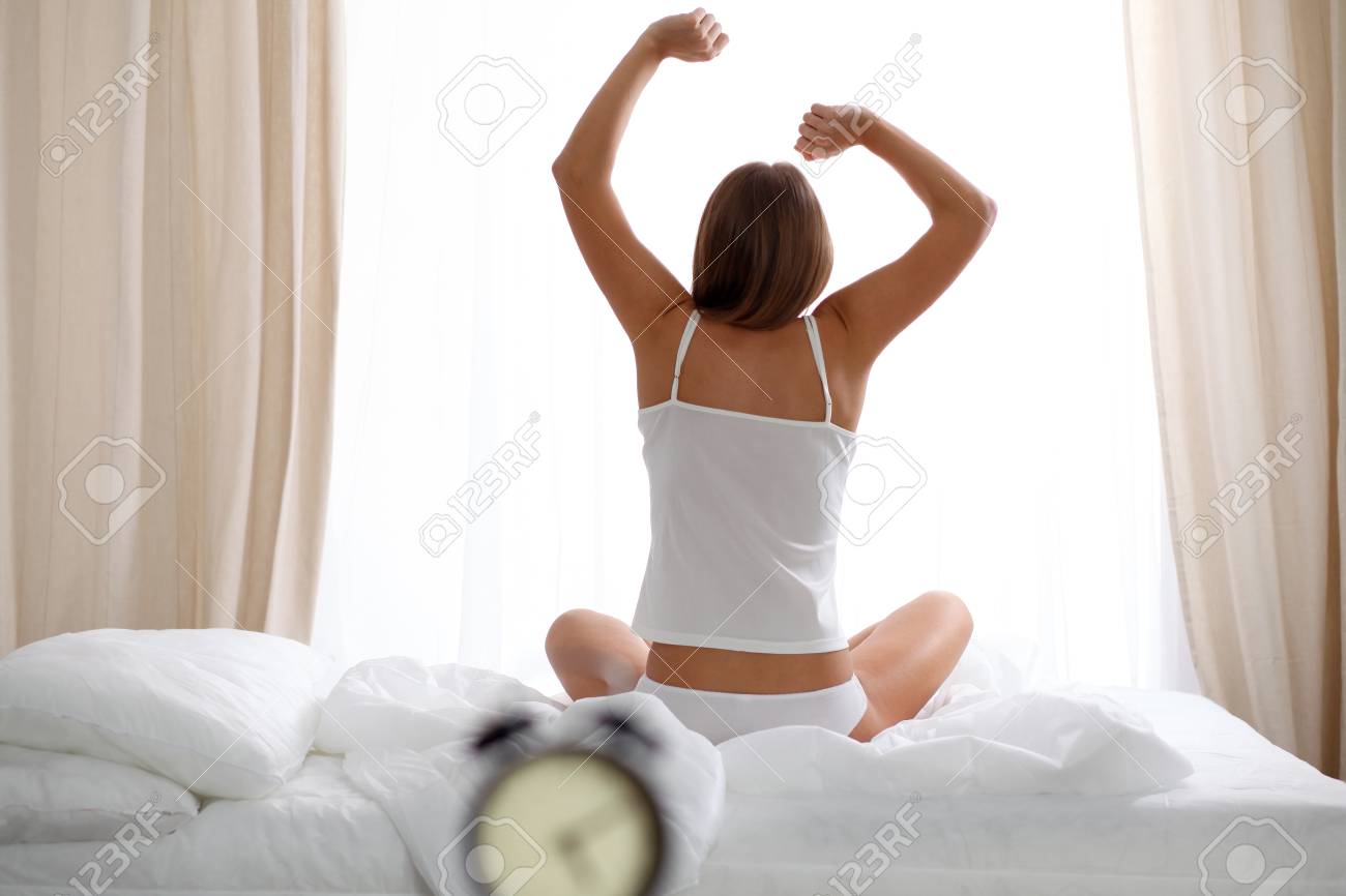 良い夜の睡眠の後幸せでリラックスして一日を入る背面図 目を覚ます後ベッドでストレッチ女 甘い夢は 良い朝 新しい日 週末 休日の概念 の写真素材 画像素材 Image 良い夜の睡眠の後幸せでリラックスして一日を入る背面図 目を覚ます後ベッドでストレッチ女 甘い夢は 良い朝 新しい日 週末 休日の概念 の写真素材 画像素材 Image
