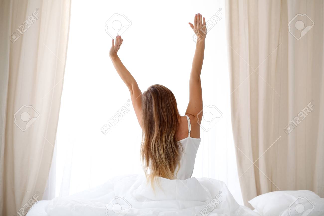 良い夜の睡眠の後幸せでリラックスして一日を入る背面図 目を覚ます後ベッドでストレッチ女 甘い夢は 良い朝 新しい日 週末 休日の概念 の写真素材 画像素材 Image 4250 良い夜の睡眠の後幸せでリラックスして一日を入る背面図 目を覚ます後ベッドでストレッチ女 甘い夢は 良い朝 新しい日 週末 休日の概念 の写真素材 画像素材 Image 4250