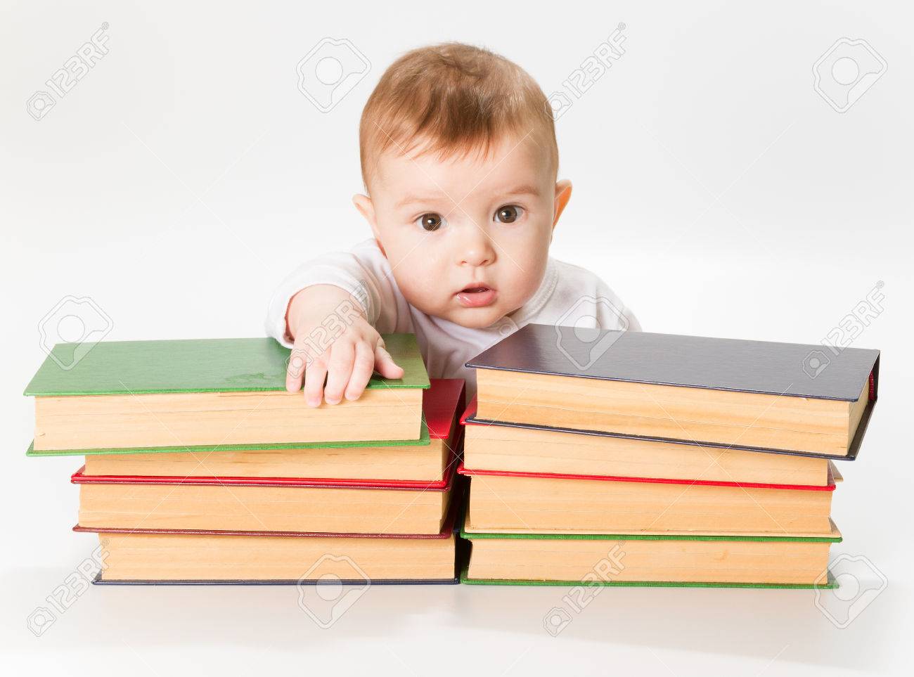 Bebe Et Livres Les Enfants De La Petite Enfance Developpement De L Education Le Smart Prescolaire Lecture Concept Sur Fond Blanc Banque D Images Et Photos Libres De Droits Image