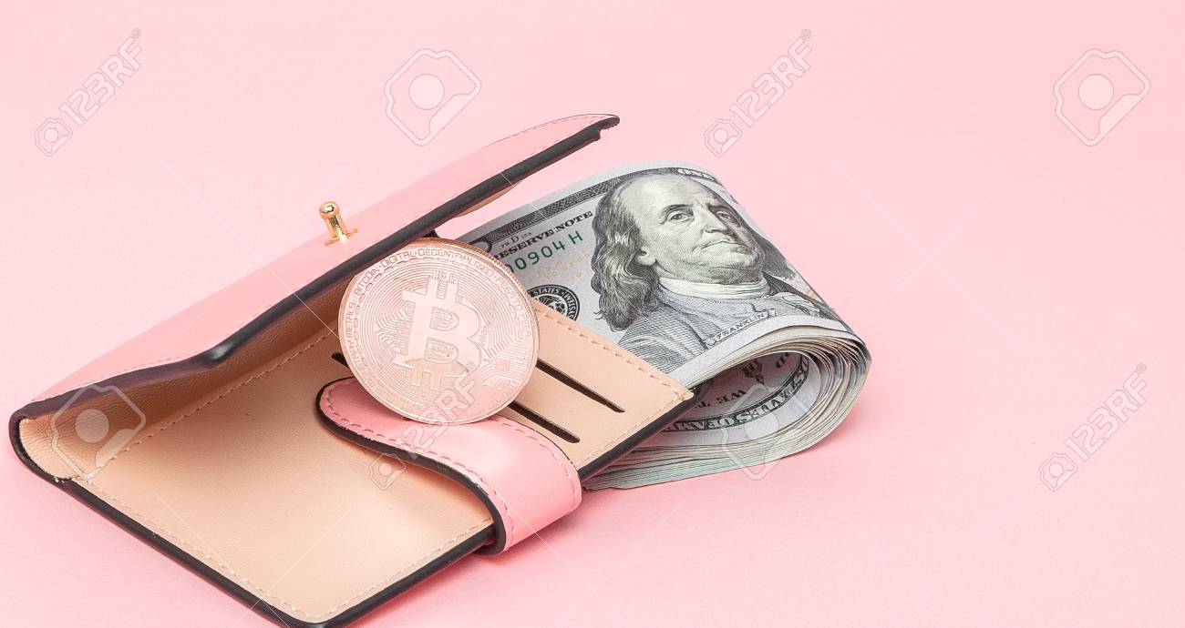 복사 공간이 있는 분홍색 배경의 분홍색 지갑에 있는 비트코인과 달러 로열티 무료 사진, 그림, 이미지 그리고 스톡포토그래피. Image  107012348