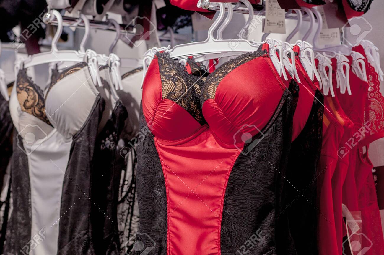 De Ropa Interior En El Escaparate. Ropa Interior En Exhibición De La Durante La Temporada De Vacaciones De Venta. Concepto De Compras De Moda. Fotos, Retratos, Imágenes Fotografía De