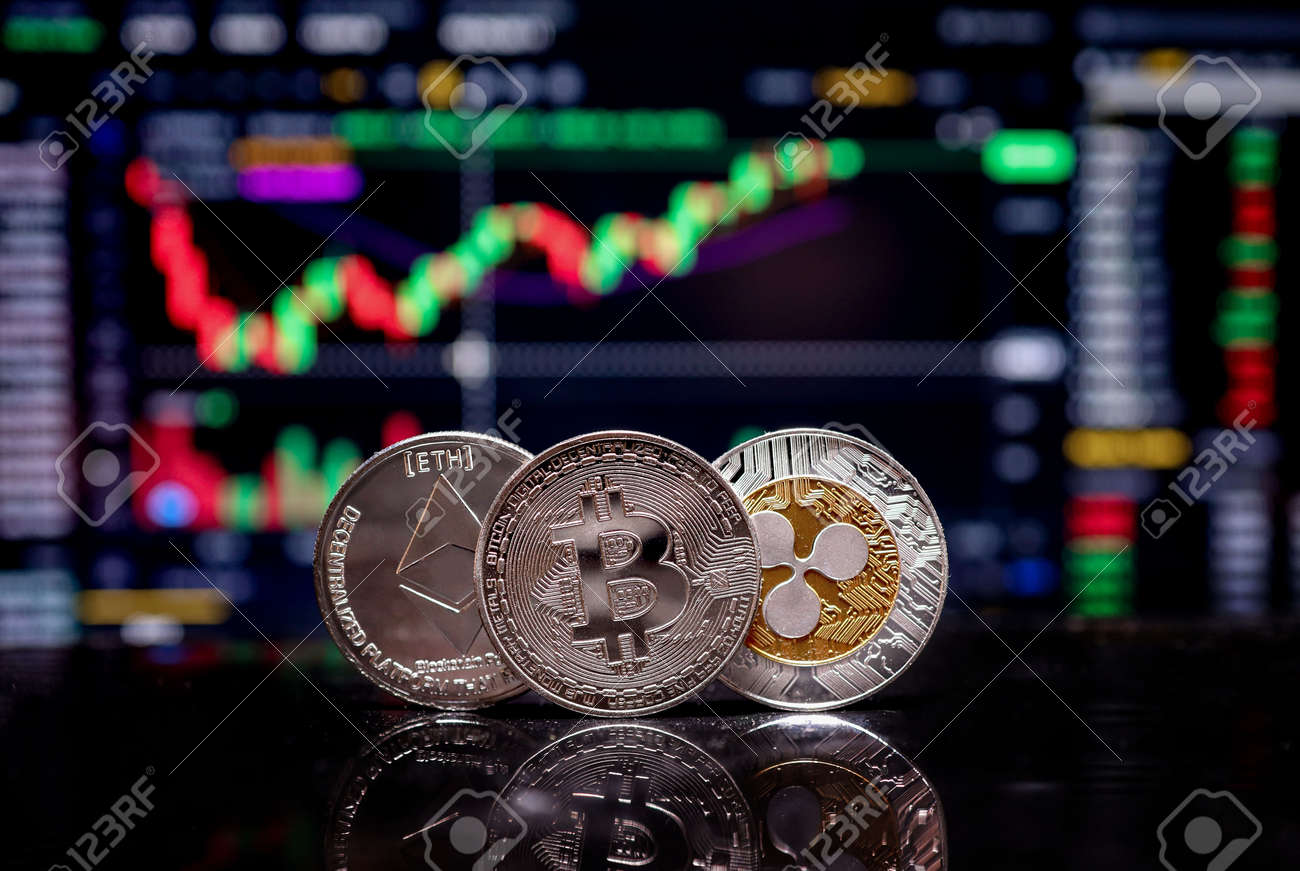 컴퓨터 화면의 배경 암호화폐 거래 차트에 비트코인, Eth 및 Xrp를 코인화합니다. 디지털 돈, 은행, 투자, 금융 및 비즈니스  개념. 로열티 무료 사진, 그림, 이미지 그리고 스톡포토그래피. Image 179221108