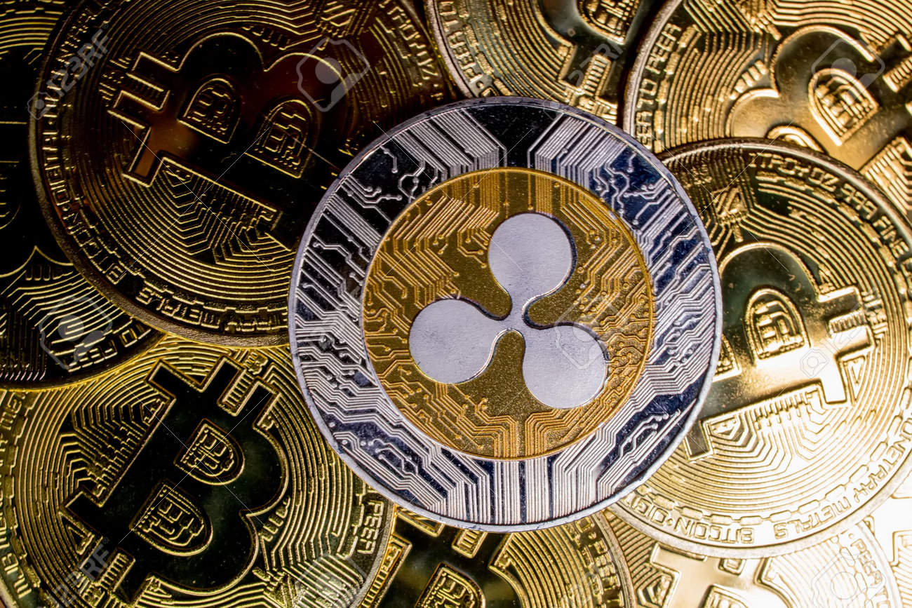 ビットコインの背景にリップルXRPコイン、暗号通貨投資の概念。の写真素材・画像素材 Image 182301583