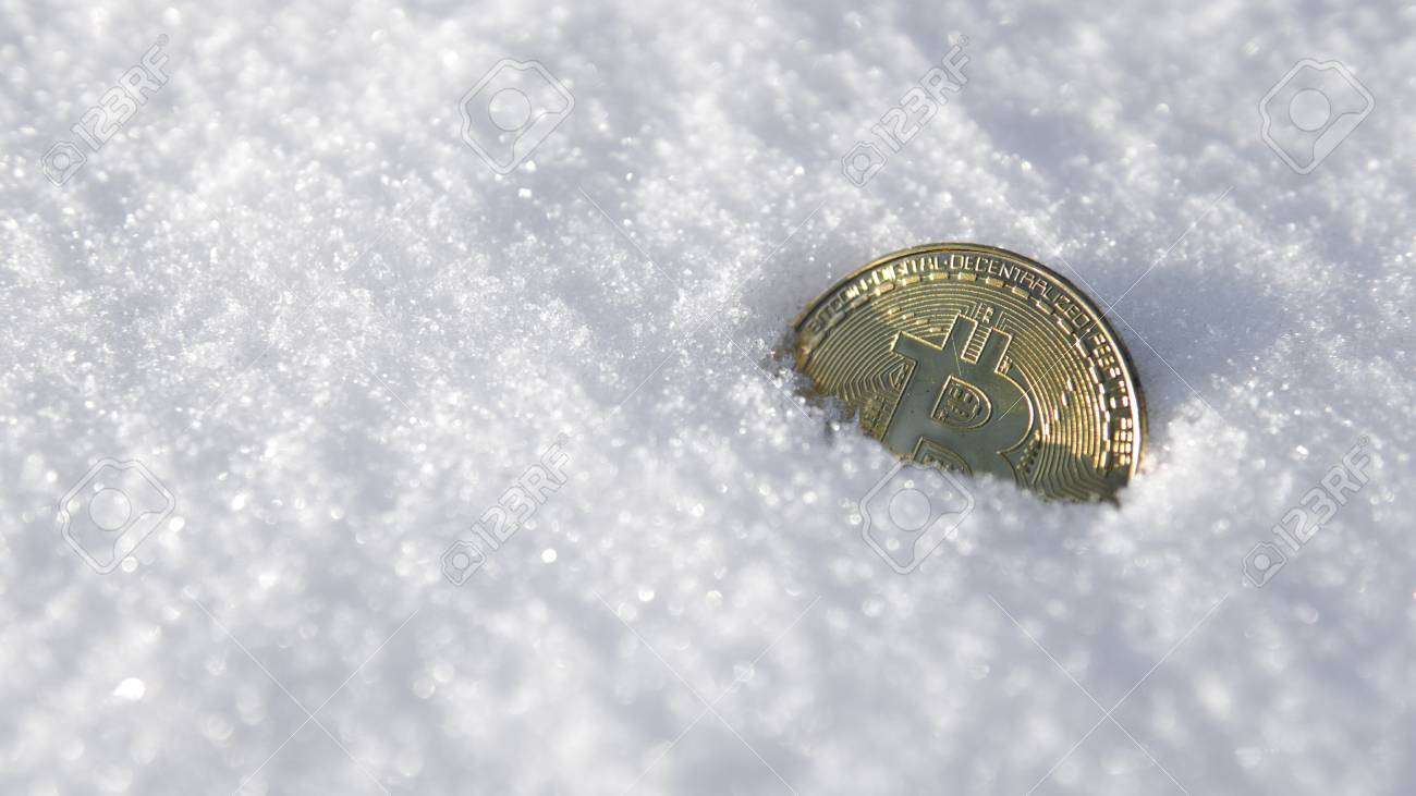 비트 코인. 백그라운드에서 눈에 Cryptocurrency. 프리 랜싱, 증권 거래소의 개념. 추운 겨울 눈 배경에 골드  Bitcoin입니다. 냉동 비트 코인. 고정 된 계정. 암호 화폐 거래. 로열티 무료 사진, 그림, 이미지 그리고 스톡포토그래피.