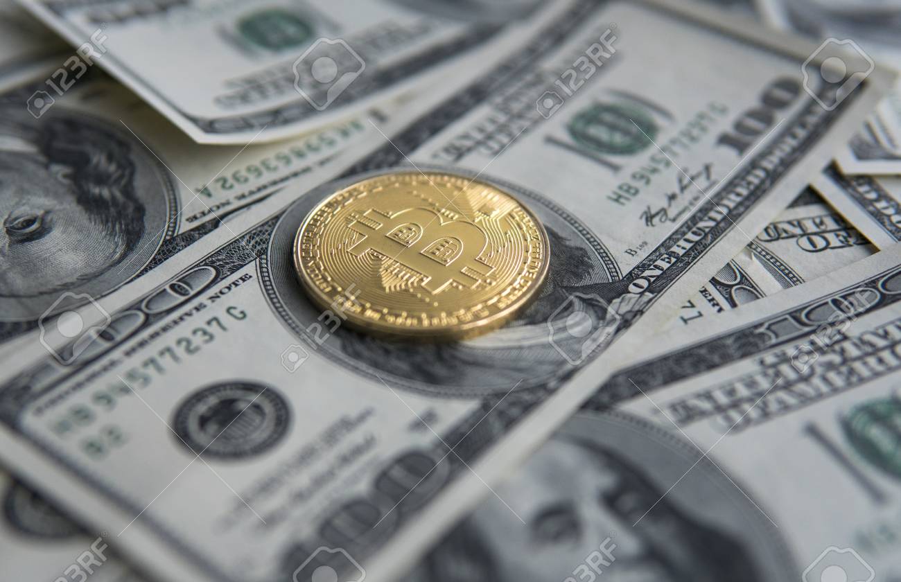미국 달러에 황금 비트 코인. 디지털 통화 클로즈업. 새로운 가상 돈. 암호화 통화 평면도. 100 달러 지폐에 비트 코인의 실제  동전. 교환. 비즈니스, 상업. 로열티 무료 사진, 그림, 이미지 그리고 스톡포토그래피. Image