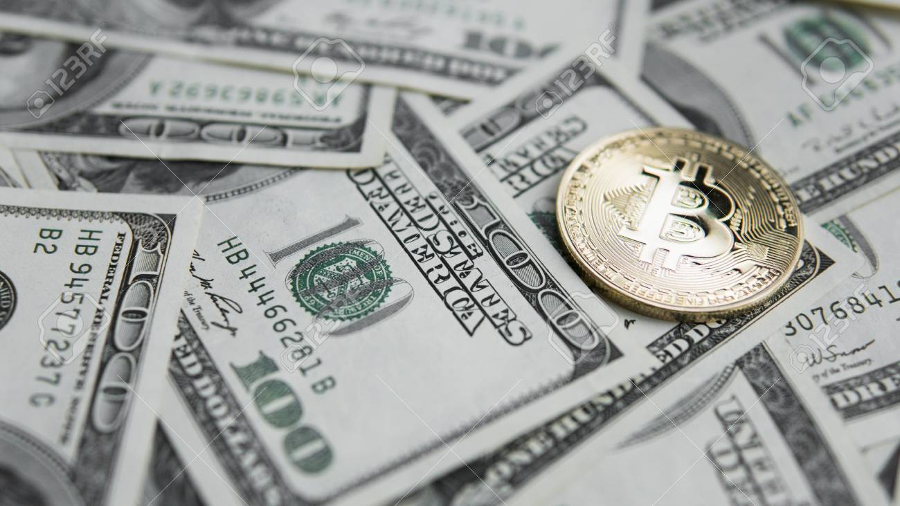 미국 달러에 황금 비트 코인. 디지털 통화 클로즈업. 새로운 가상 돈. 암호화 통화 평면도. 100 달러 지폐에 비트 코인의 실제  동전. 교환. 비즈니스, 상업. 로열티 무료 사진, 그림, 이미지 그리고 스톡포토그래피. Image