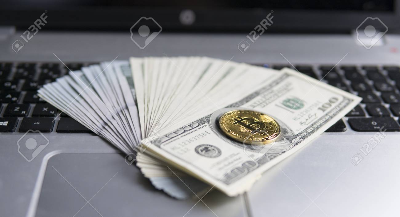 Moneda Bitcoin Con Laptop Y Dólares Estadounidenses. Monedas De Oro De  Bitcoin En Billetes De Un Dólar Y Una Computadora Portátil. Concepto De  Inversión En Criptomonedas. Moneda BTC Como Símbolo De Dinero