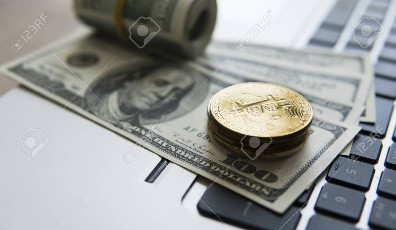 노트북과 미국 달러 비트코인 황금 동전이 있는 비트코인 동전과 노트북 암호화폐 투자 개념 전자 가상 화폐의 상징인 Btc 동전 로열티  무료 사진, 그림, 이미지 그리고 스톡포토그래피. Image 99864980