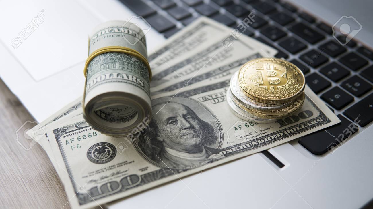 Moneda Bitcoin Con Laptop Y Dólares Estadounidenses. Monedas De Oro De  Bitcoin En Billetes De Un Dólar Y Una Computadora Portátil. Concepto De  Inversión En Criptomonedas. Moneda BTC Como Símbolo De Dinero