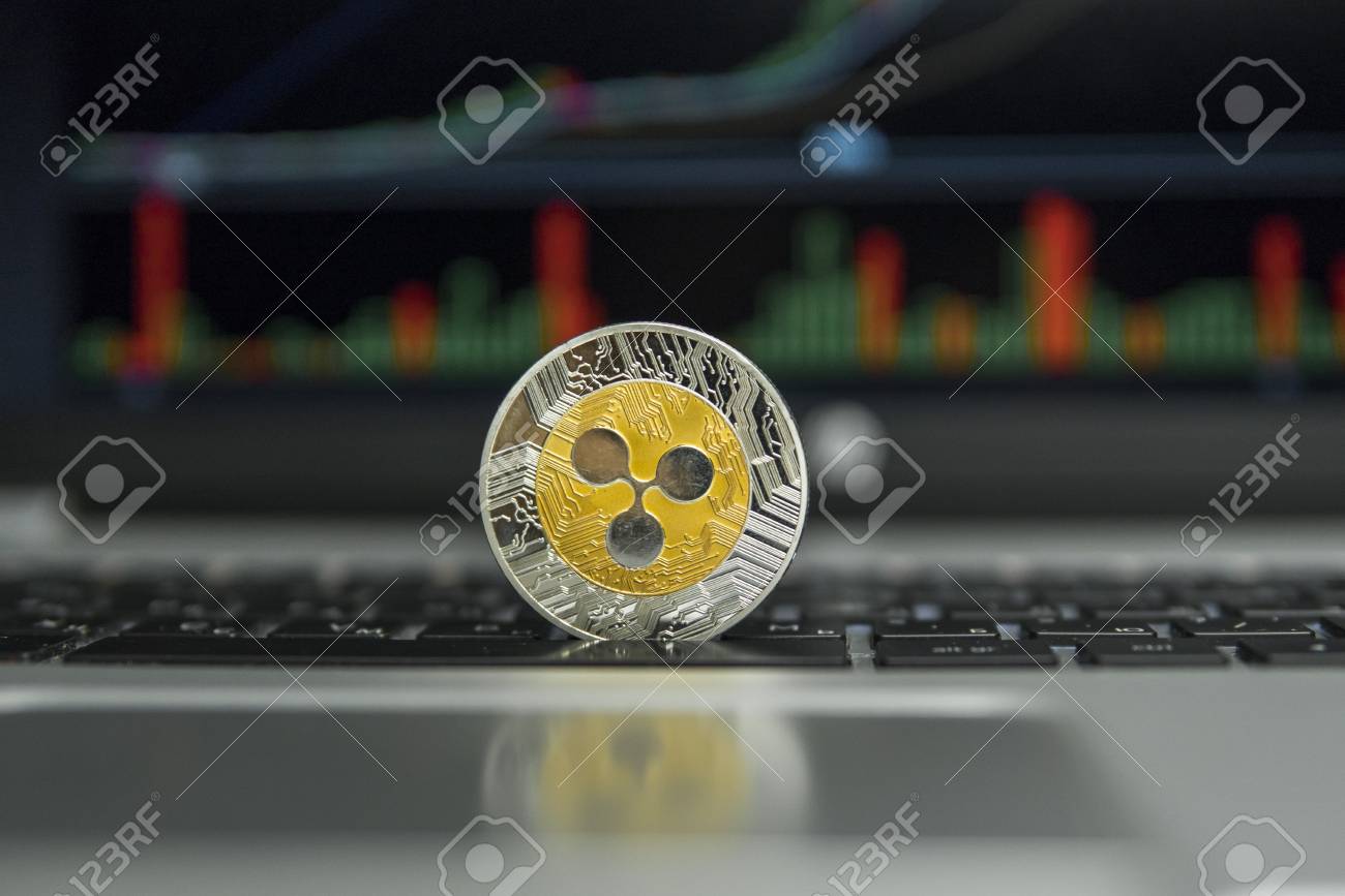 배경으로 화면에 은색 노트북 및 다이어그램 차트 그래프의 검은색 키보드에 금색 및 은색 리플 동전. 가상 암호 화폐 개념. 잔물결  온라인 비즈니스의 마이닝. 거래 로열티 무료 사진, 그림, 이미지 그리고 스톡포토그래피. Image