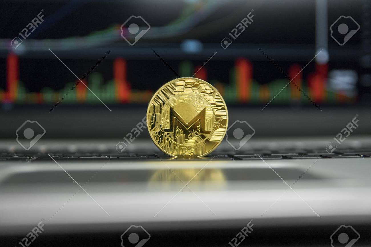 은색 노트북의 검정색 키보드에 있는 모네로의 황금 동전과 이더리움 온라인 비즈니스 거래의 배경 암호 화폐 개념 마이닝으로 화면에  다이어그램 차트 그래프가 있습니다. 로열티 무료 사진, 그림, 이미지 그리고 스톡포토그래피. Image 107356110