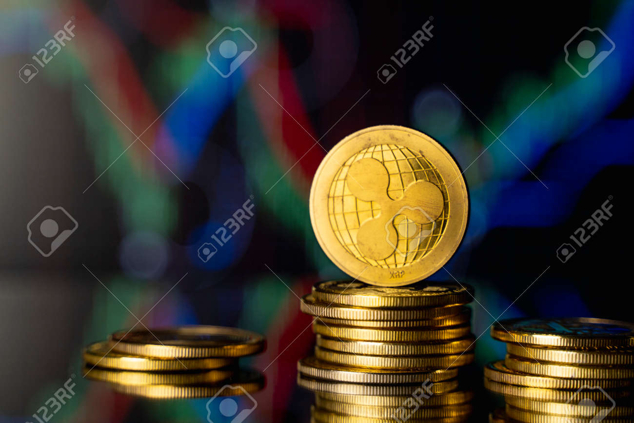 암호화폐 채굴 또는 블록체인 기술의 가치 증가 및 하락 차트를 사용하여 동전 더미에 리플 코인 및 가상 화폐 개념인 금 리플이  발생합니다. 로열티 무료 사진, 그림, 이미지 그리고 스톡포토그래피. Image 135445631