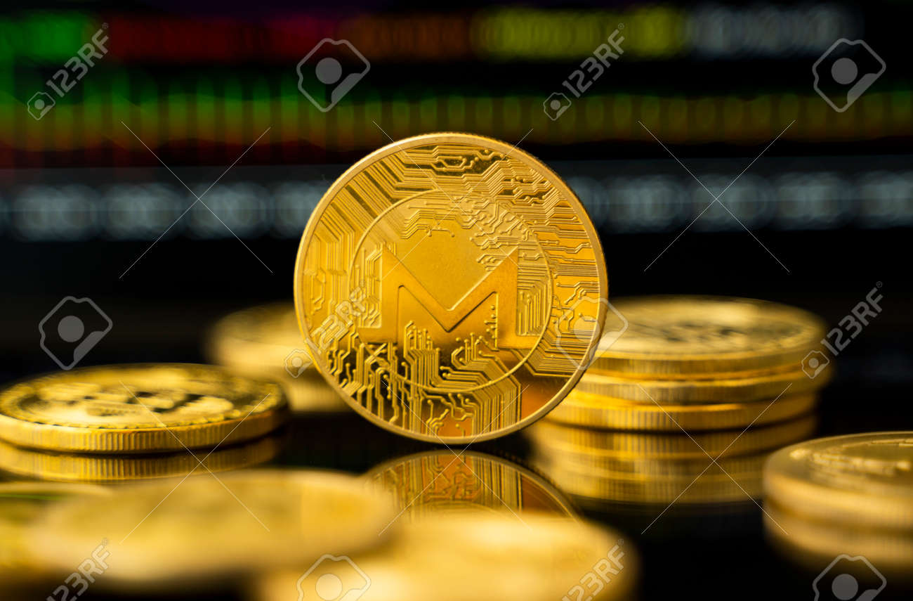그래프 차트가 있는 골드 모네로 동전. 암호화폐 거래소에서 거래. 암호 화폐 주식 시장 개념. 가상 화폐 개념. 채굴 또는 블록체인  기술. 로열티 무료 사진, 그림, 이미지 그리고 스톡포토그래피. Image 167729930