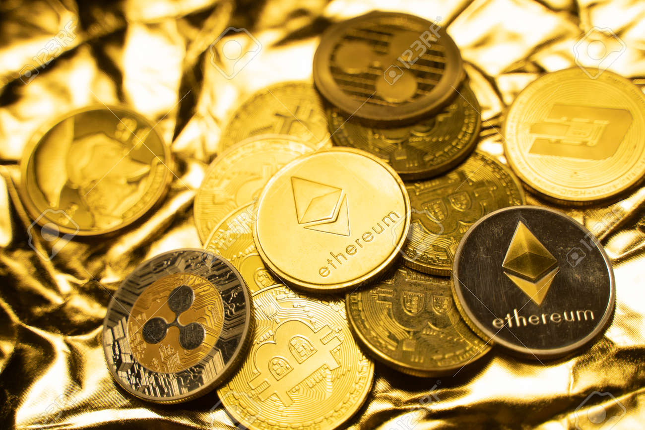 金色の背景に金のイーサリアムコイン。暗号通貨取引所での取引。暗号通貨株式市場の概念。仮想通貨の概念。マイニングまたはブロックチェーンテクノロジー。ビジネスコンセプト。の写真素材・画像素材  Image 168784753