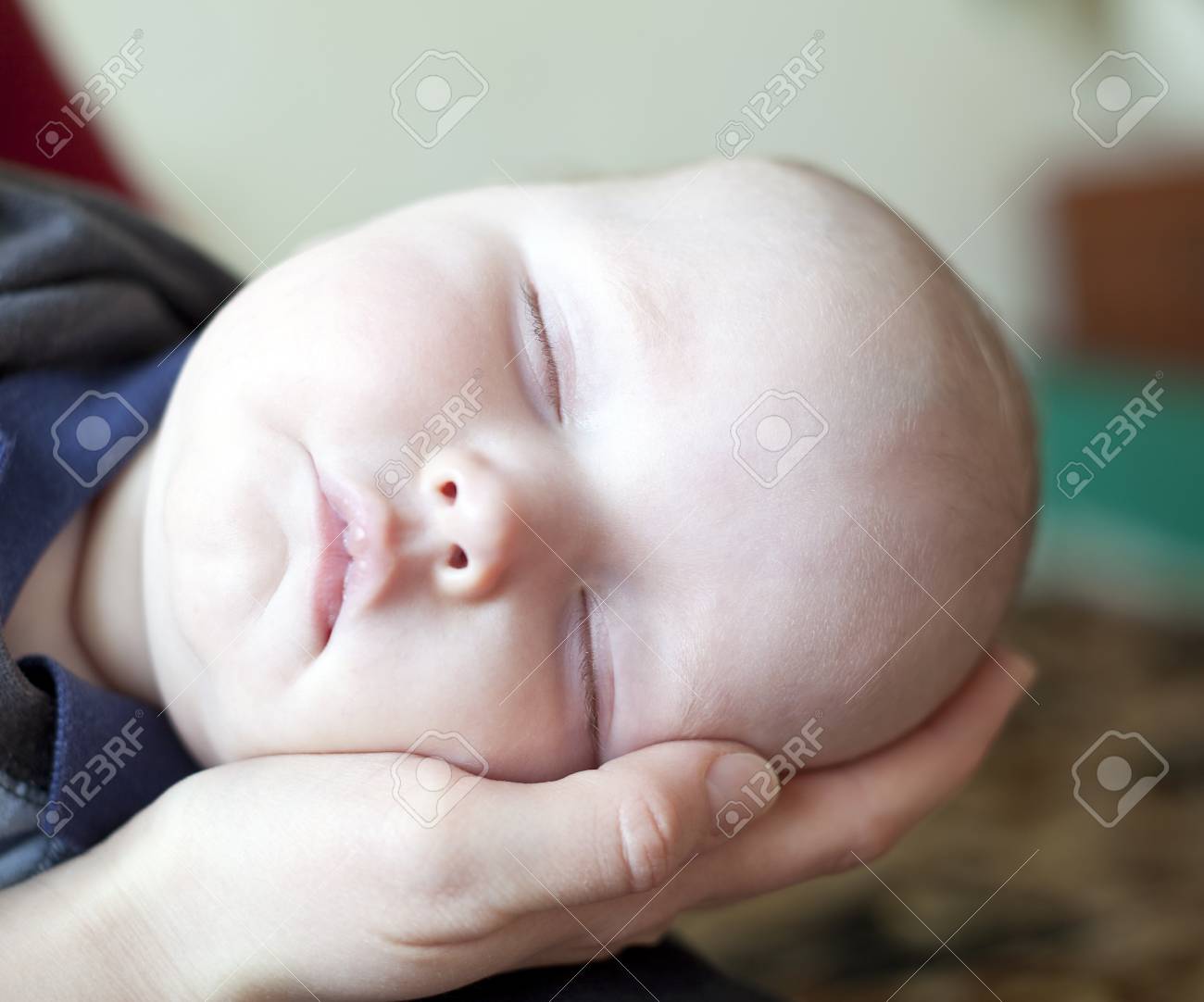 小さな赤ちゃんはママの手で寝る の写真素材 画像素材 Image