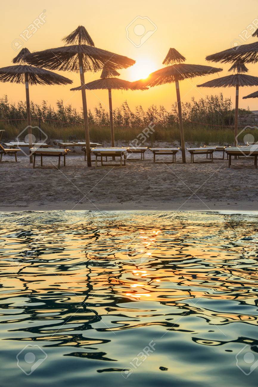 Estate Marino Le Più Belle Spiagge Di Sabbia Di Apuliatorre Guaceto Ombrelloni Al Tramonto E Area Marina Protect Macchia Mediterranea Un