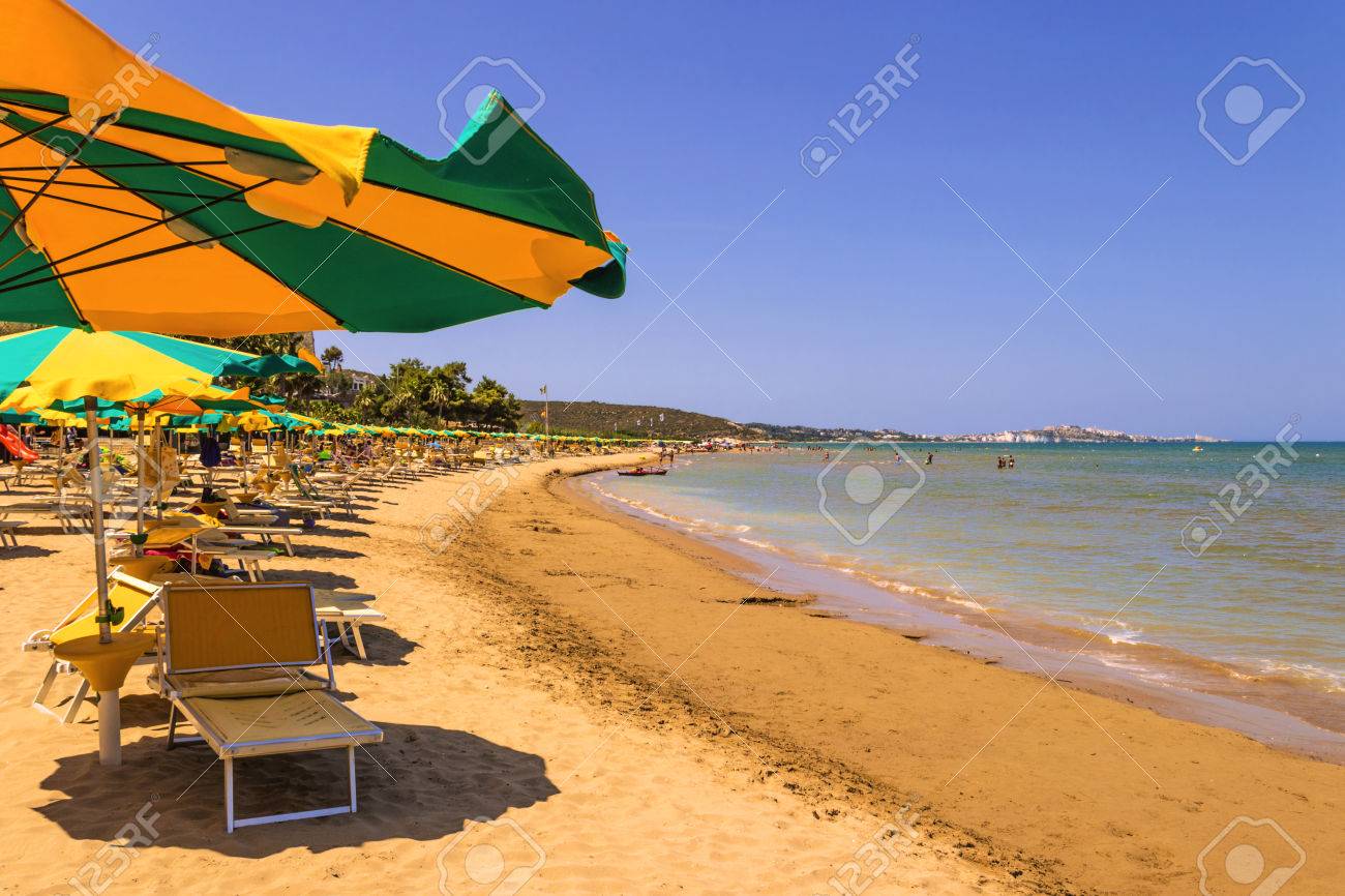 Estate Seascapegargano Costa Baia Di Spiaggia Di Vieste Puglia Italia Portonuovo è Un Susseguirsi Di Dune Di Sabbia Fine Attraversati Da Tanti