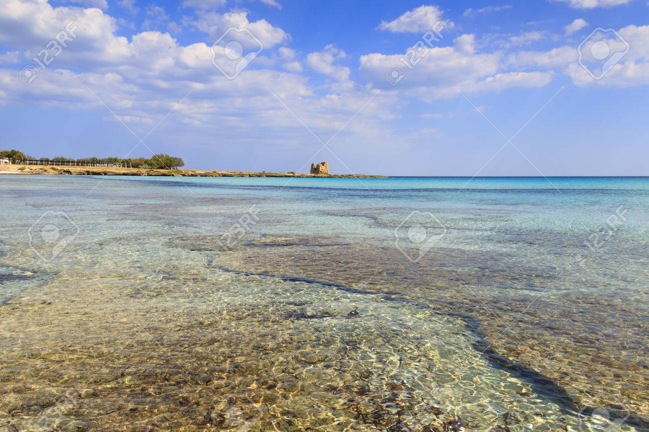 Italiensommermeerblick Kuste Apuliens Strand Marina Di Lizzano Taranto Bucht Von Torretta Im Hintergrund Torre Sgarrata Die Kuste Zeichnet Sich Durch Einen Suggestiven Wechsel Von Sandigen Buchten Und Zerklufteten Klippen Mit Blick Auf