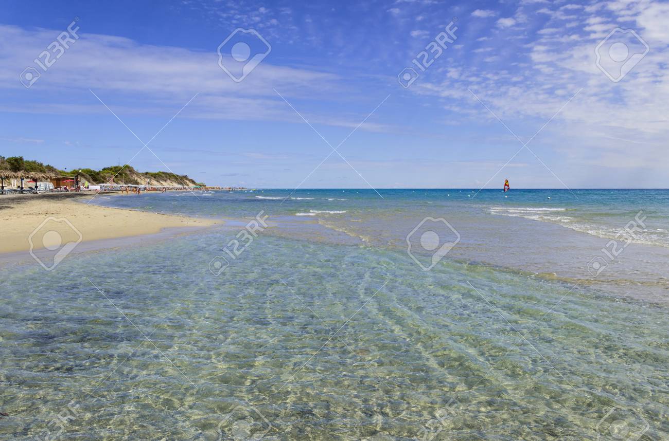 Estate Le Più Belle Spiagge Di Sabbia Della Puglia Baia Alimini Costa Del Salento Italia Lecce è Una Vasta Costa Sabbiosa Protetta Da Foreste