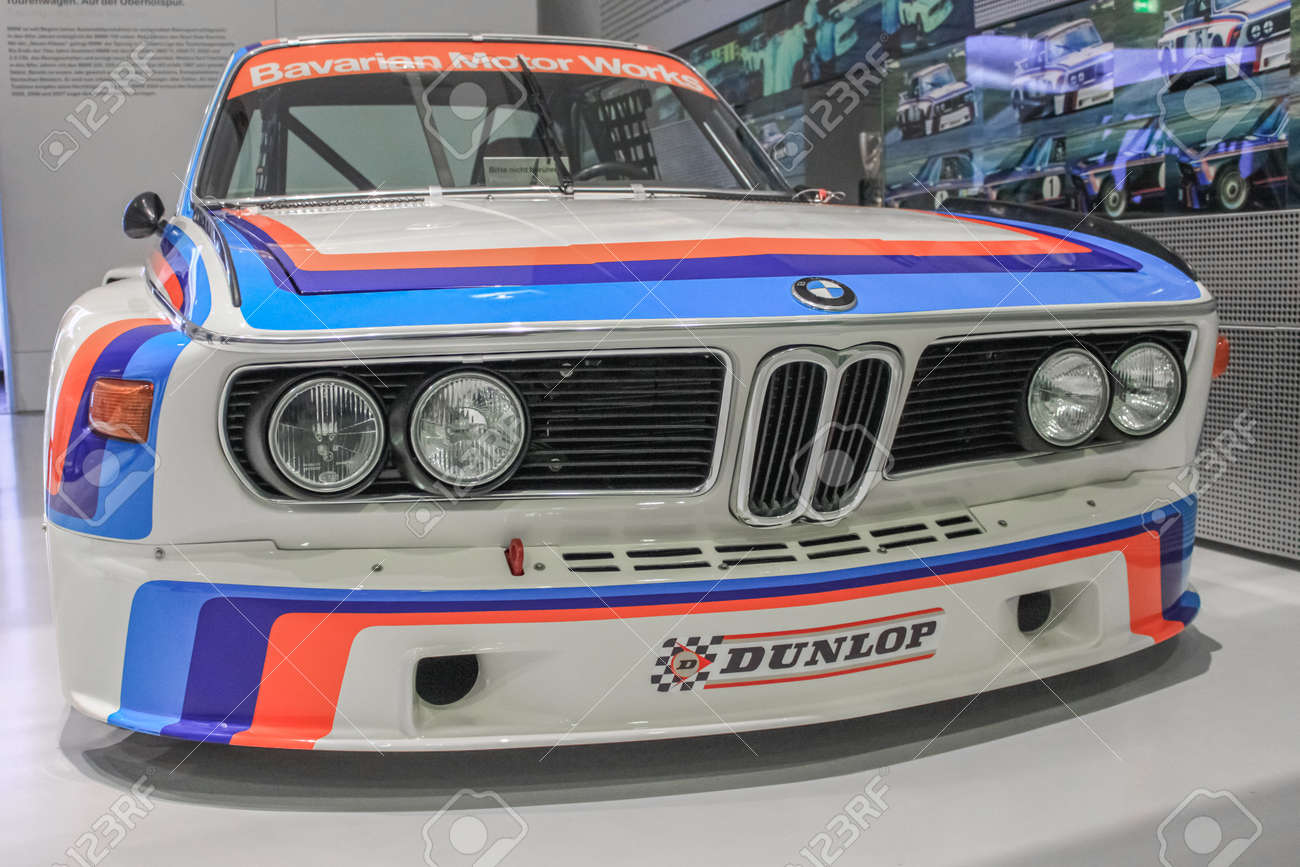 １９７０年代ドイツ車 BMW3.0CSLの正面図。 70年代初頭にグループ2とヨーロッパツーリングカー選手権に出場しました。 BMW博物館のショールーム。ドイツ 、ミュンヘン-2011年4月27日の写真素材・画像素材 Image 175012506
