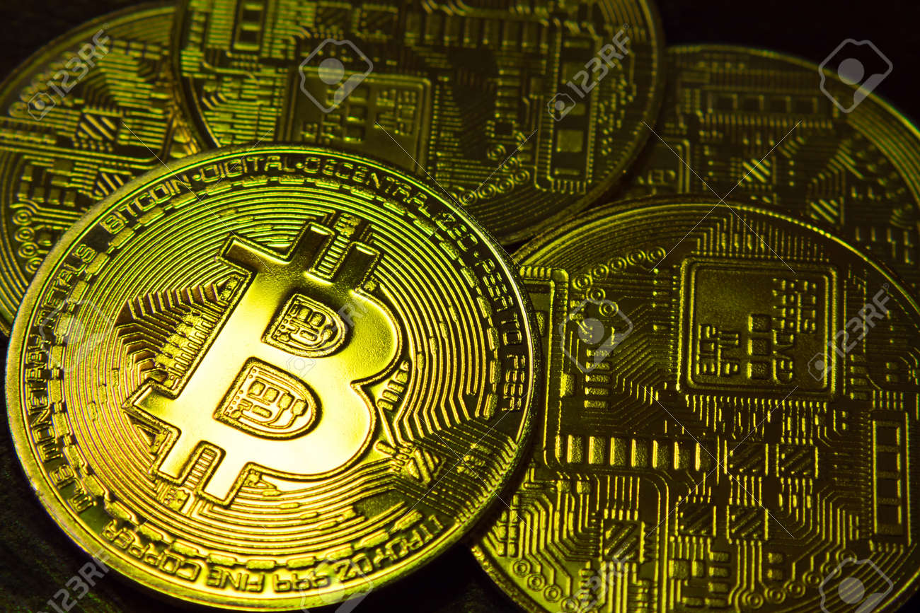 暗い背景に5つのBTCコイン。ビットコイン暗号通貨。ブロックチェーンテクノロジー。閉じるの写真素材・画像素材 Image 181420193