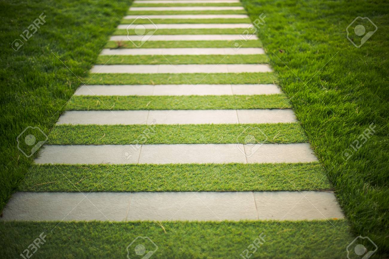 Fussgangerubergang Von Beton Und Gras Getrimmter Rasen Lizenzfreie Fotos Bilder Und Stock Fotografie Image 91299335