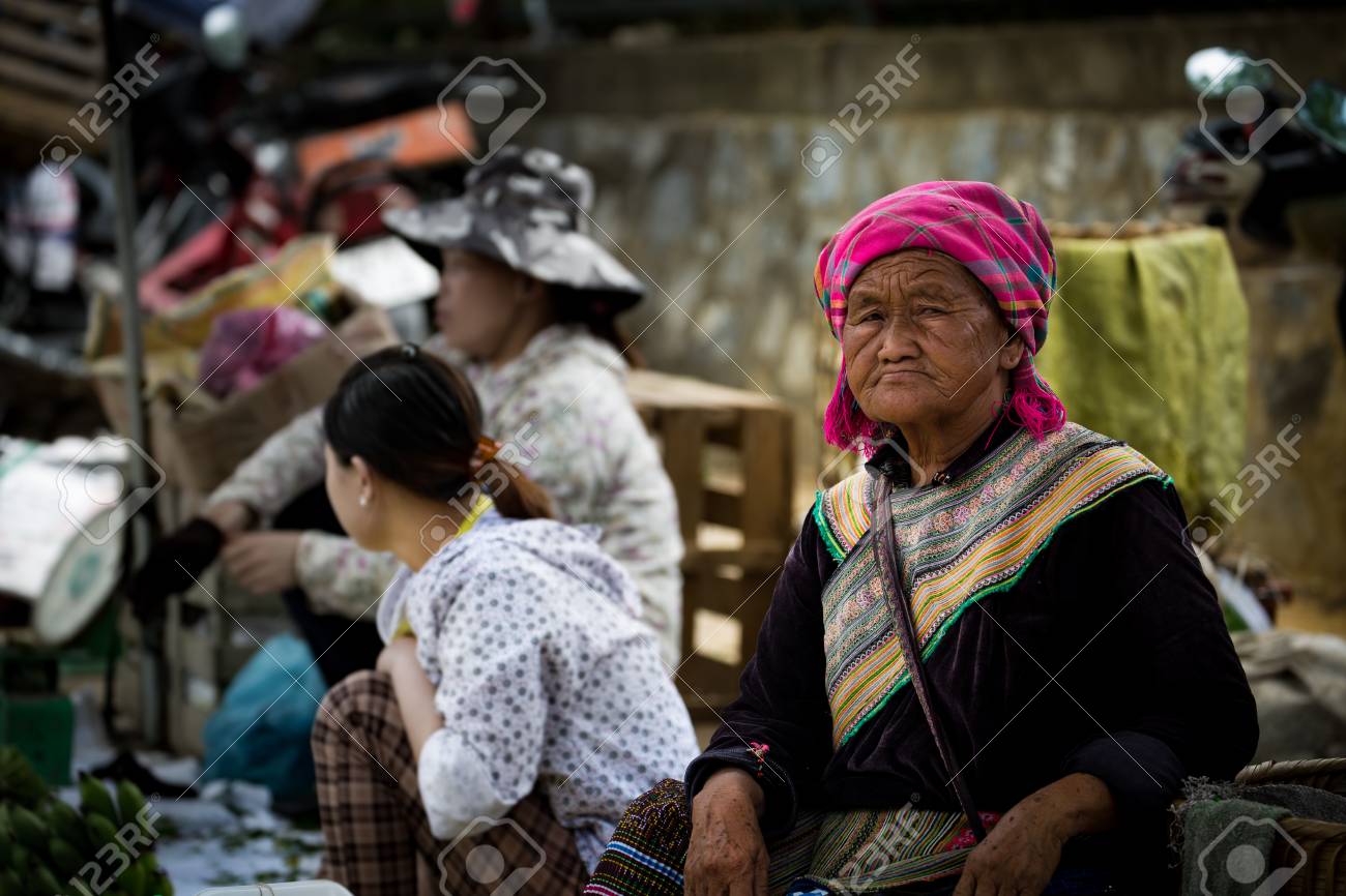 라오 카이, 베트남 - 2514 년 6 월 1 일 : 2514 년 6 월 1 일 베트남 북부 바하에서 현지 일요일 시장에서 아름다운  완전히 드레스를 입은 몽족 흐몽 여자. 로열티 무료