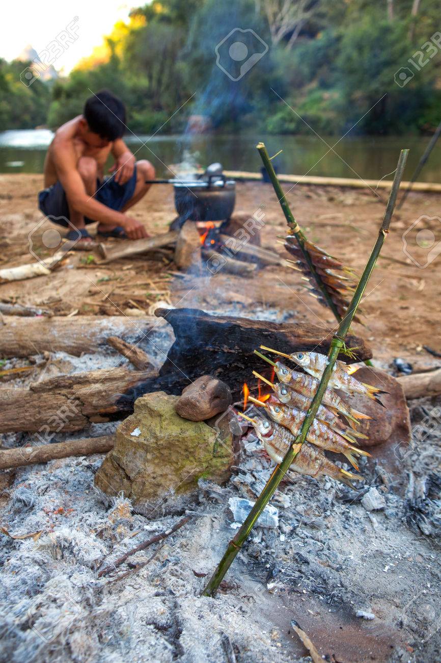 男料理と森のキャンプファイヤーで魚を焼きます の写真素材 画像素材 Image