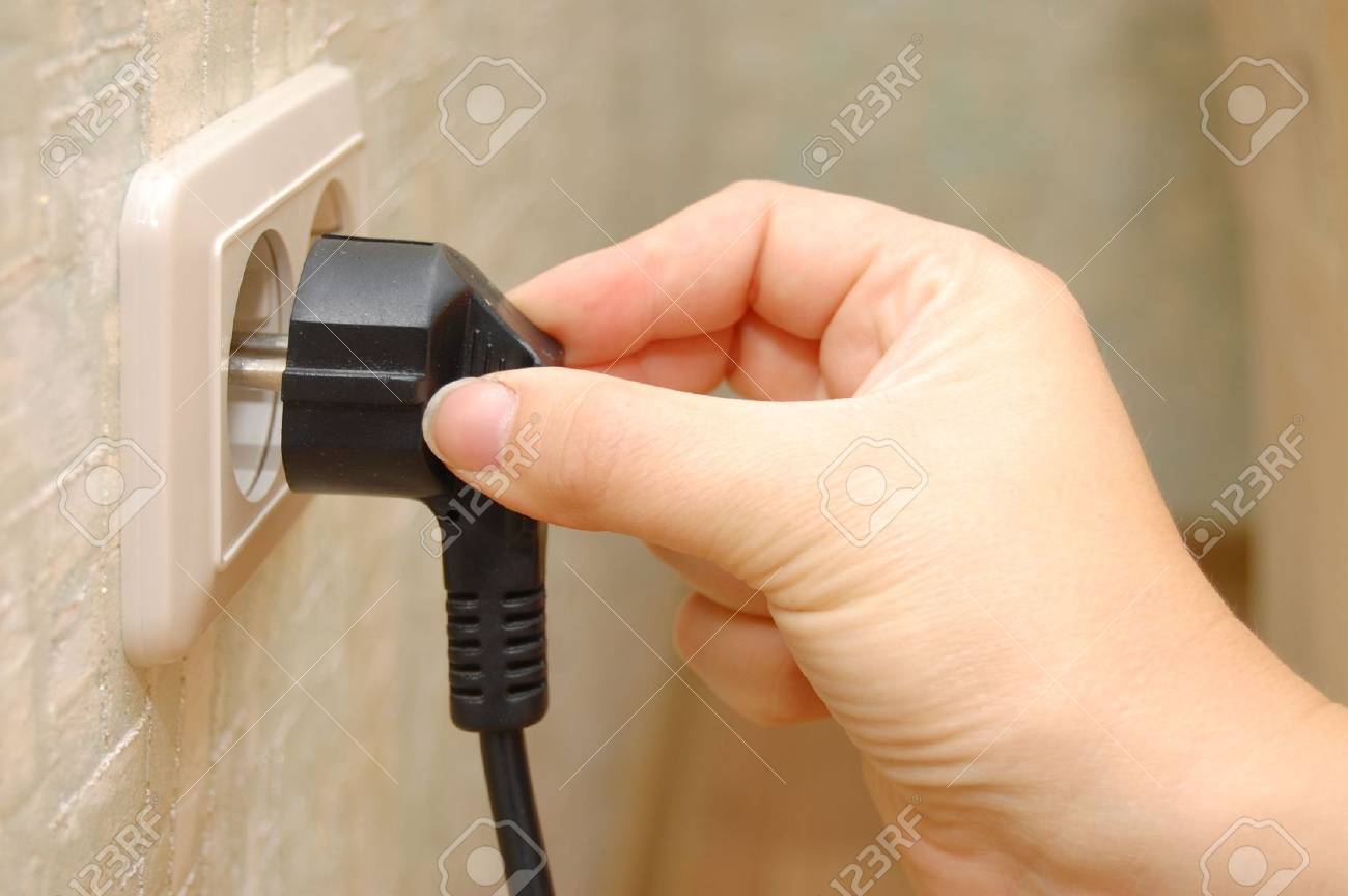 Из розетки идет вода