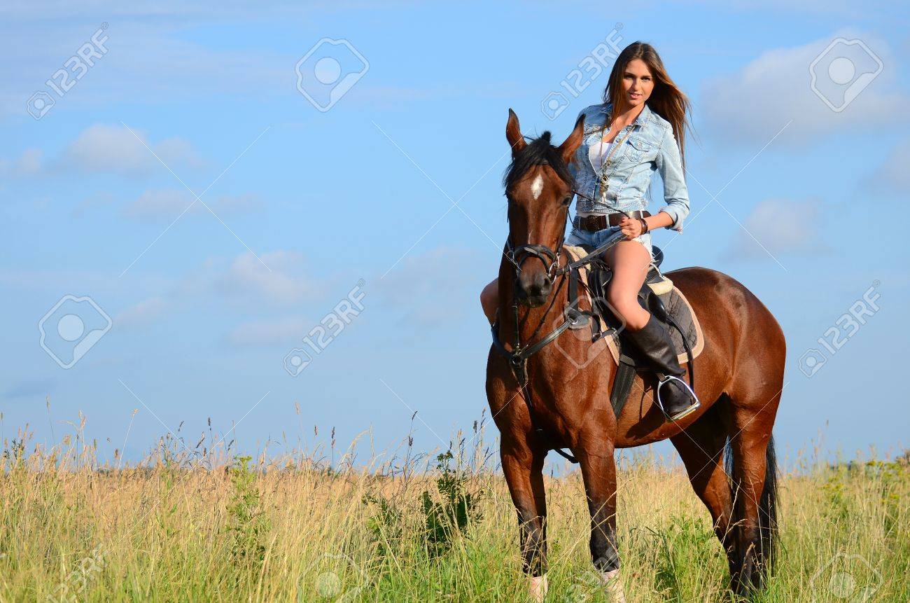 フィールド内では乗馬女性の写真素材・画像素材 Image 23139716