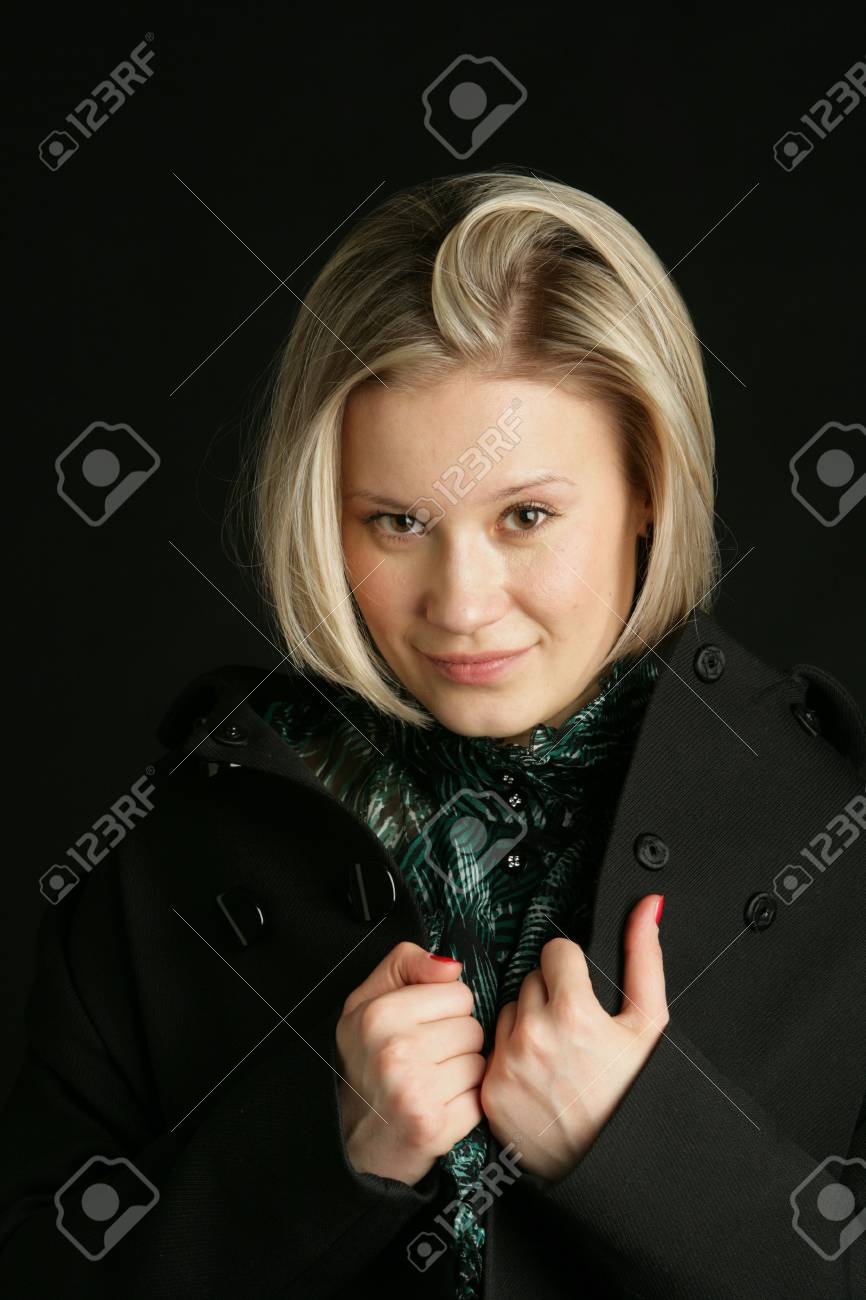 グリーンの透明なブラウスと黒いコートの美しい 若い女の子金髪の肖像画 の写真素材 画像素材 Image グリーンの透明なブラウスと黒いコートの美しい 若い女の子金髪の肖像画 の写真素材 画像素材 Image