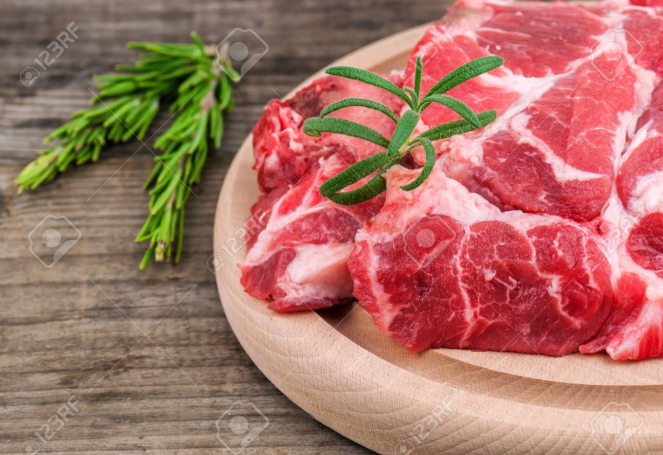 Rohes Fleisch Und Grunes Rosmarin Lizenzfreie Fotos Bilder Und Stock Fotografie Image 70035785