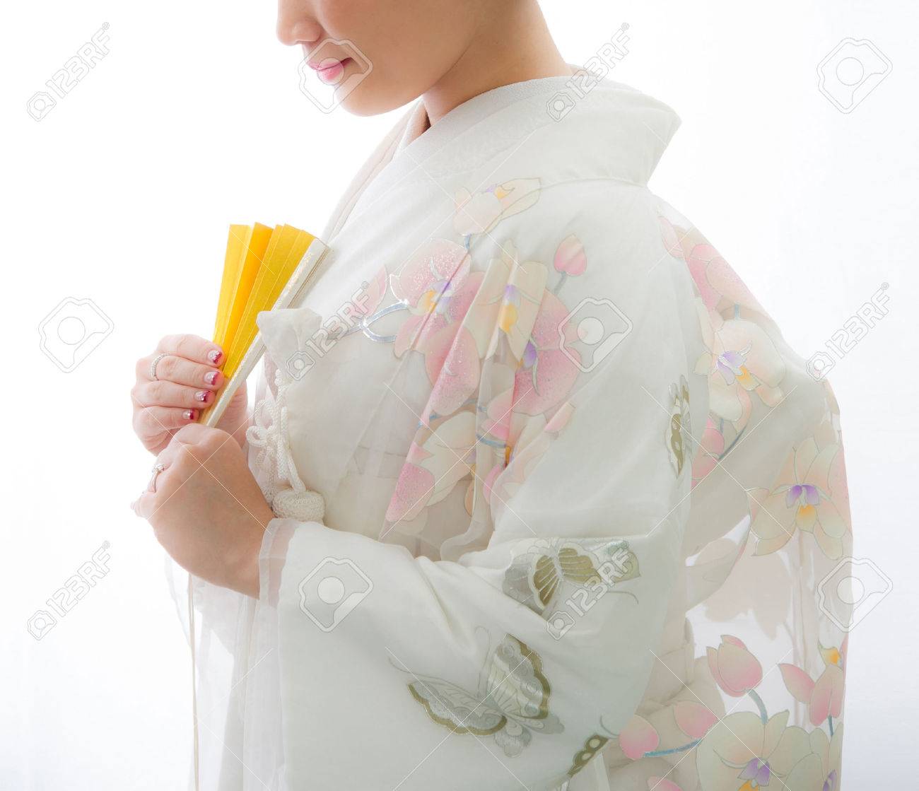 伝統的な日本式結婚式の素敵な日 若い結婚花嫁摩耗着物 白い背景で黄金の紙ファン手をつないで の写真素材 画像素材 Image 伝統的な日本式結婚式の素敵な日 若い結婚花嫁摩耗着物 白い背景で黄金の紙ファン手をつないで の写真素材 画像素材 Image