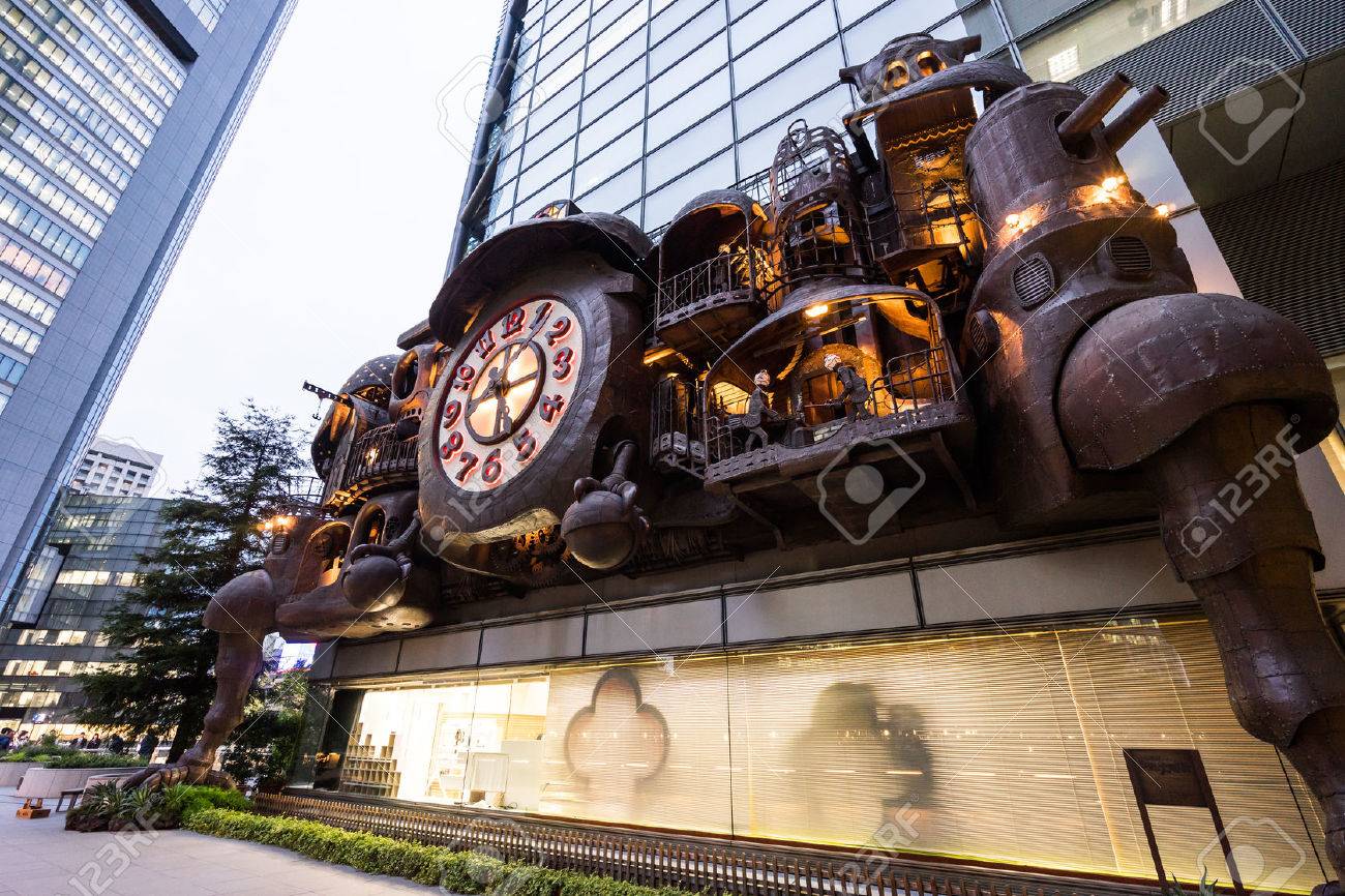東京 日本 2106 年 10 月 13 日 ファンタジー大時計は 汐留地区では スタジオジブリの宮崎駿監督がデザイン日本 の写真素材 画像素材 Image