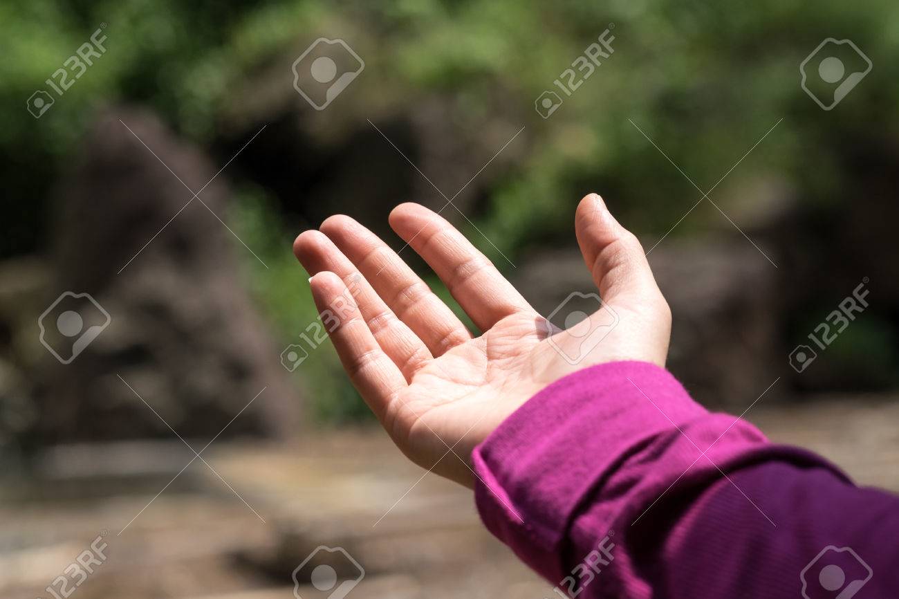 Les Mains Adultes Qui Elevent Ou Tendre La Main Pour Le Signe Et Le Symbole De Fond Banque D Images Et Photos Libres De Droits Image