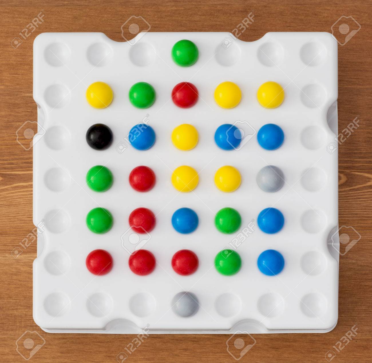 Juego De De Lógica Con Bolas De Colores. Fotos, Retratos, Imágenes Y De Archivo Libres Image 25512791.