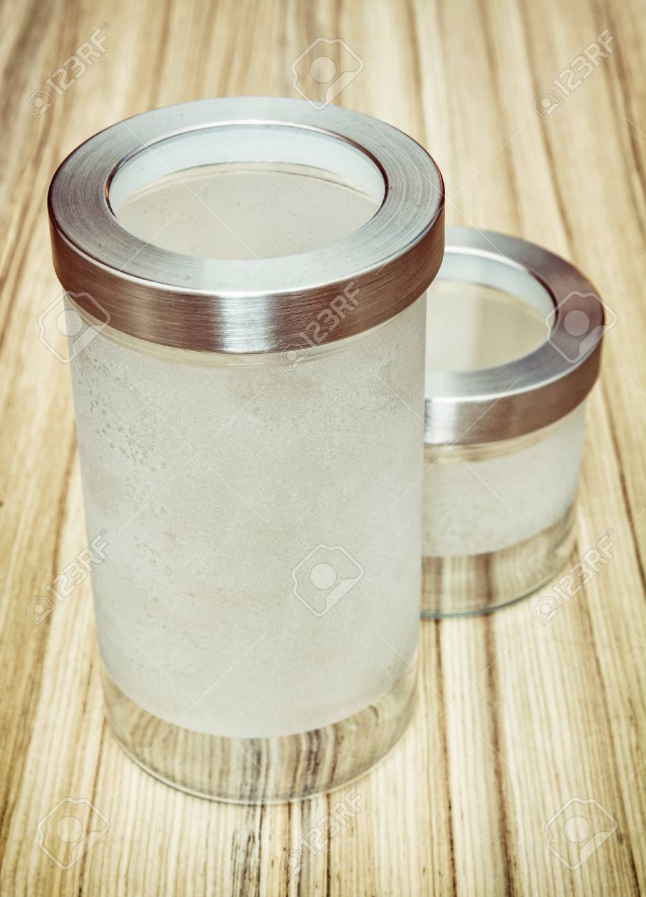 Zwei Leere Glas Lebensmittel Container Auf Dem Holzernen Hintergrund Kucheneinrichtungen Lizenzfreie Fotos Bilder Und Stock Fotografie Image 53542528