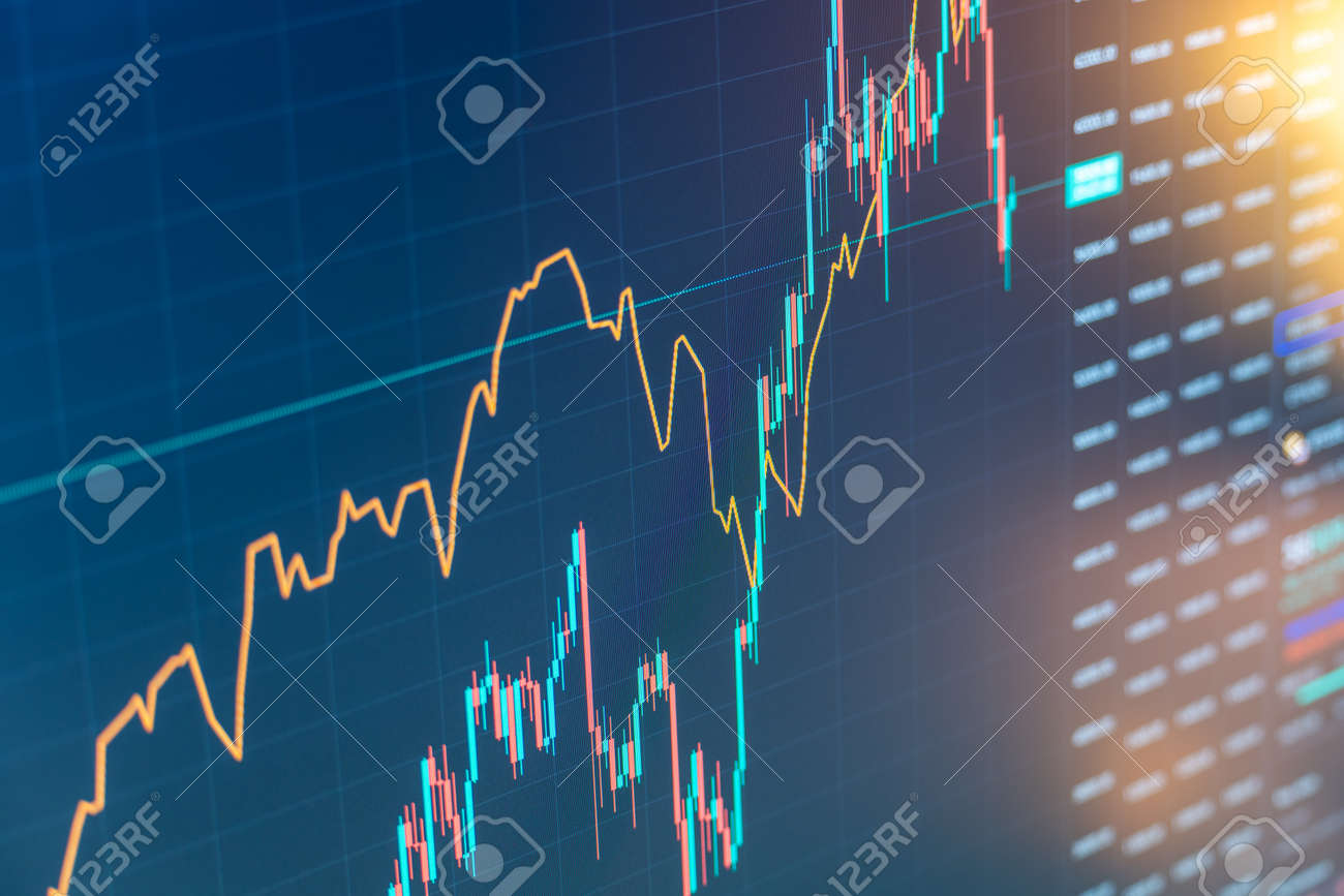 분석을 위한 컴퓨터 모니터의 환율 또는 주가 지수 그래프 로열티 무료 사진, 그림, 이미지 그리고 스톡포토그래피. Image  178784035